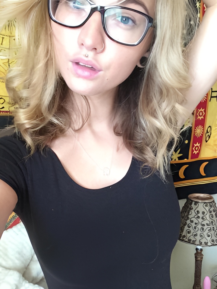 Ася привлекательная девушка из Новодвинска цена от 10000 руб